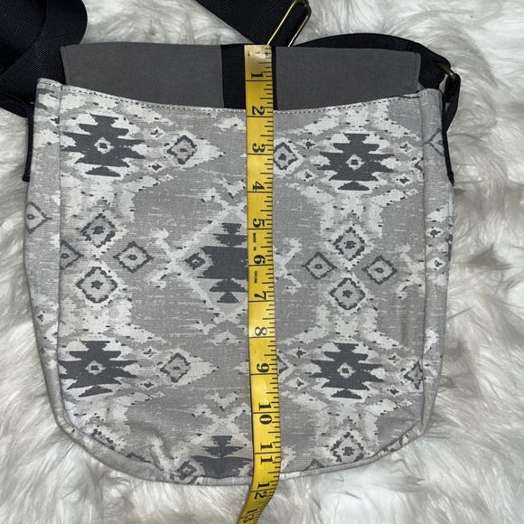 KAVU Crossbody Bag Gray Black Canvas Aztec Print Adjustable Strap - Picture 14 of 16